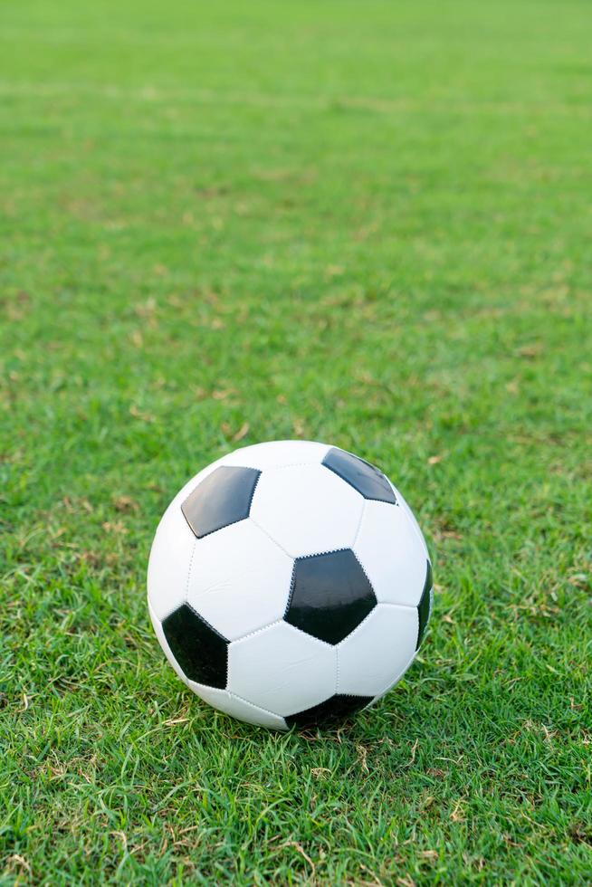 ballon de football sur le terrain de balle photo