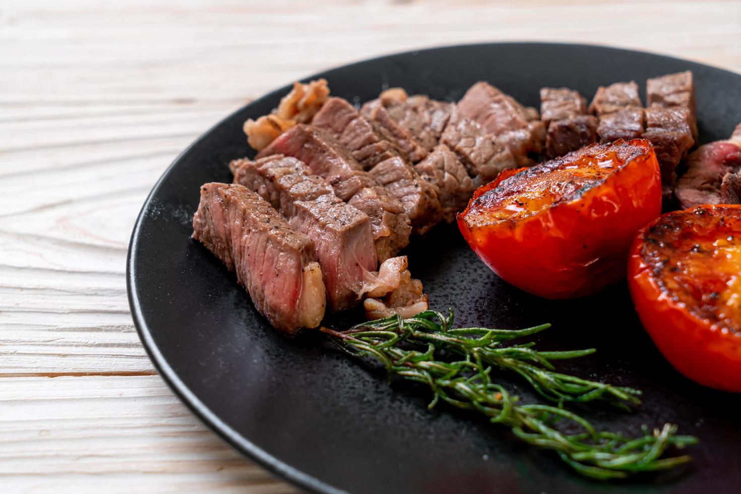 steak de bœuf saignant à point grillé photo