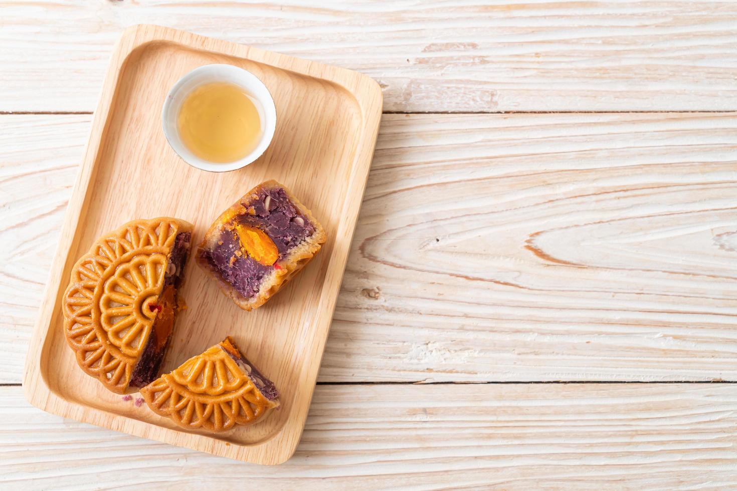 Gâteau de lune chinois saveur patate douce violette photo