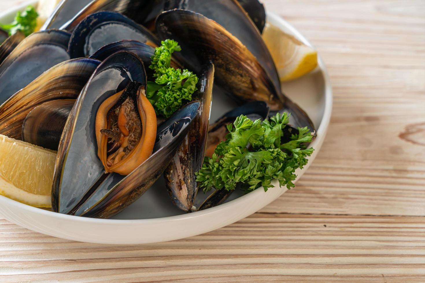 moules aux herbes dans un bol au citron photo