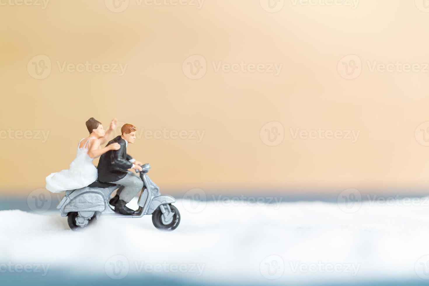 personnes miniatures, couple de mariage heureux sur une plage blanche, concept de mariage photo