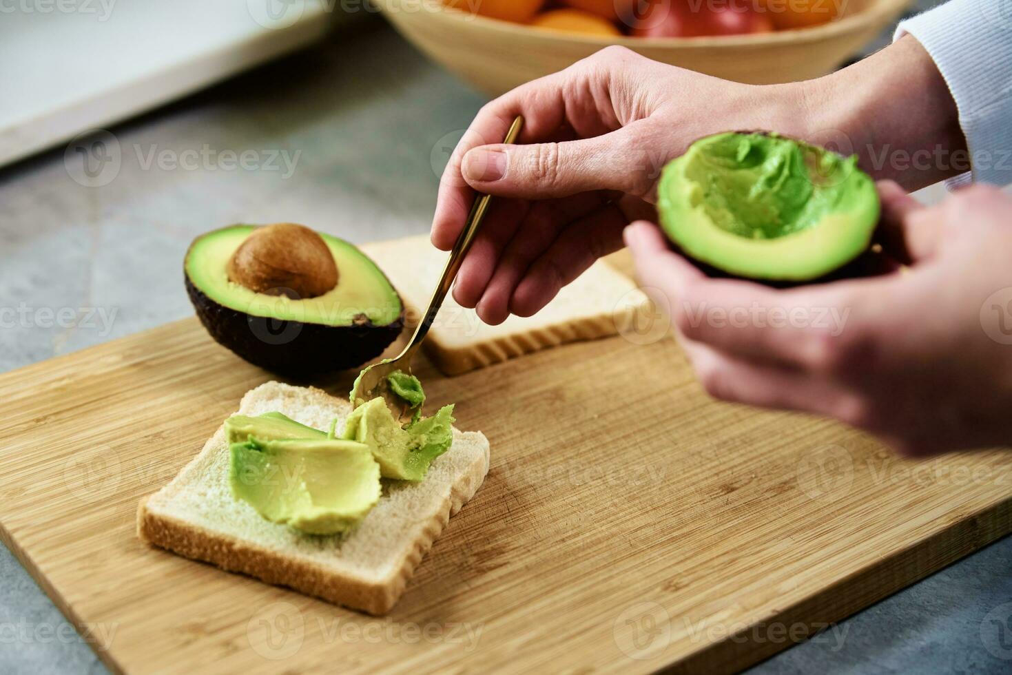 mûr Avocat dans femme mains, en bonne santé petit déjeuner photo