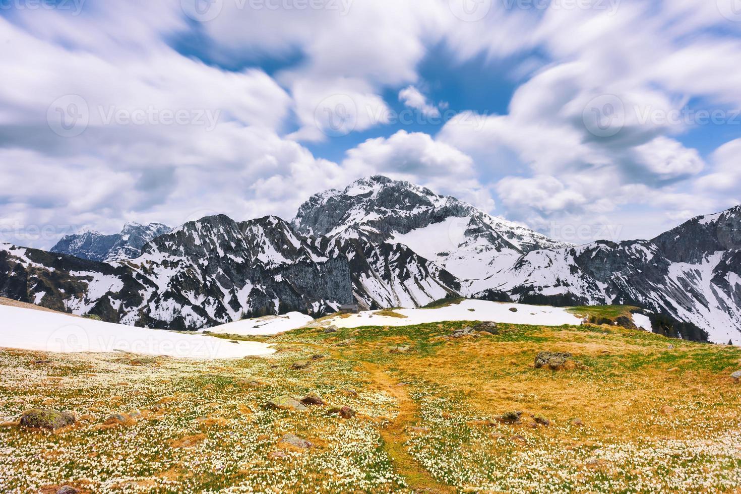 Vue sur Monte Arera dans la vallée de Brembana Bergame Lombardie Italie au printemps photo