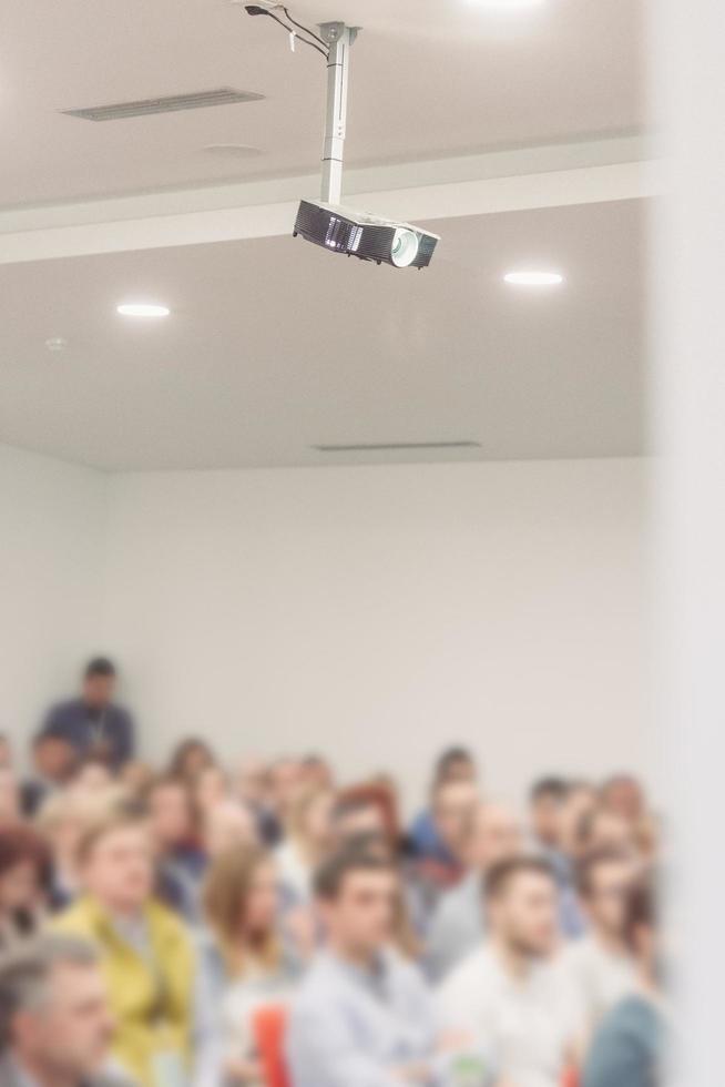 salle de réunion prête avec écran et projecteur pour réunion d'affaires et discours inspirant photo