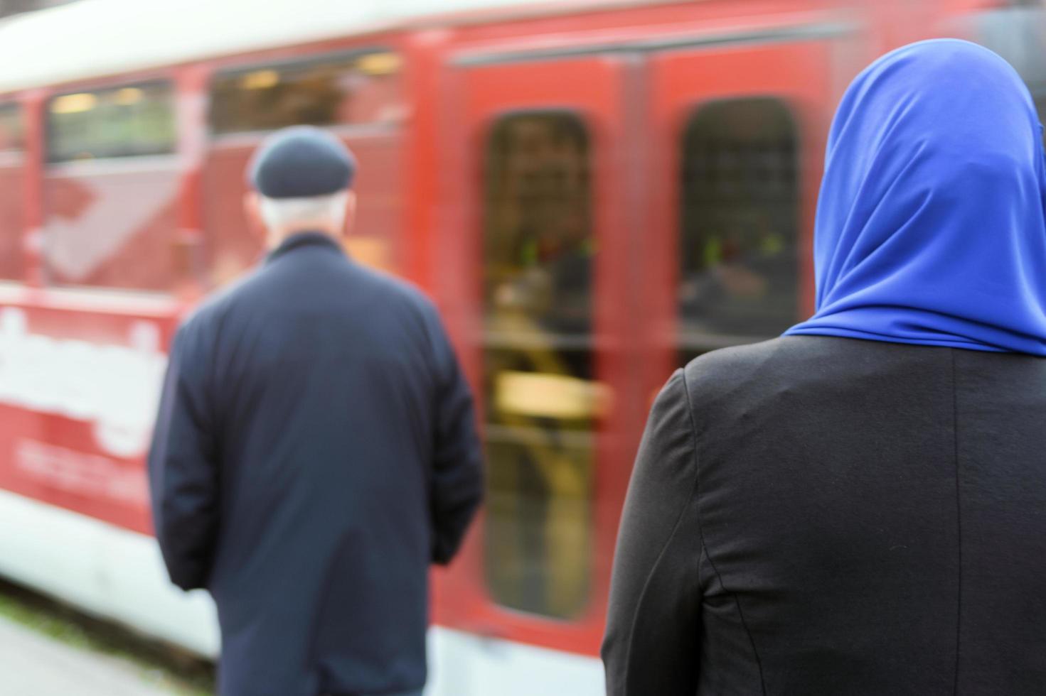 femme musulmane attendant un tram photo