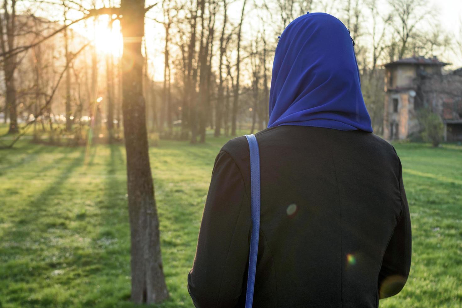 femmes musulmanes profitant de l'extérieur au coucher du soleil photo