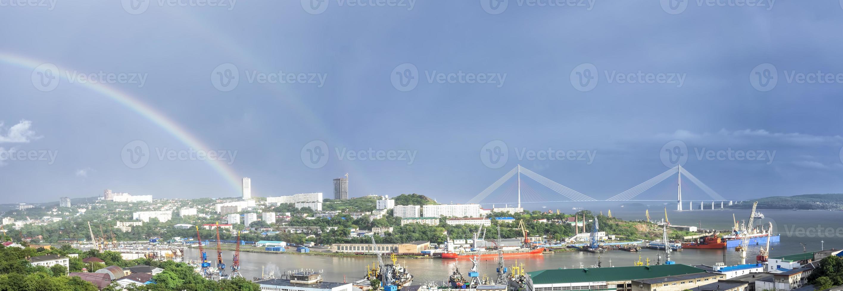panorama sur le paysage de la ville avec vue sur le pont russe photo