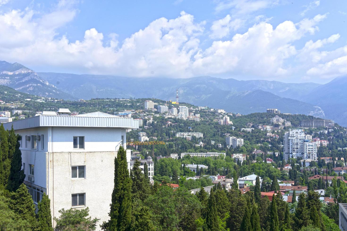 paysage urbain avec vue sur les bâtiments et les montagnes yalta photo