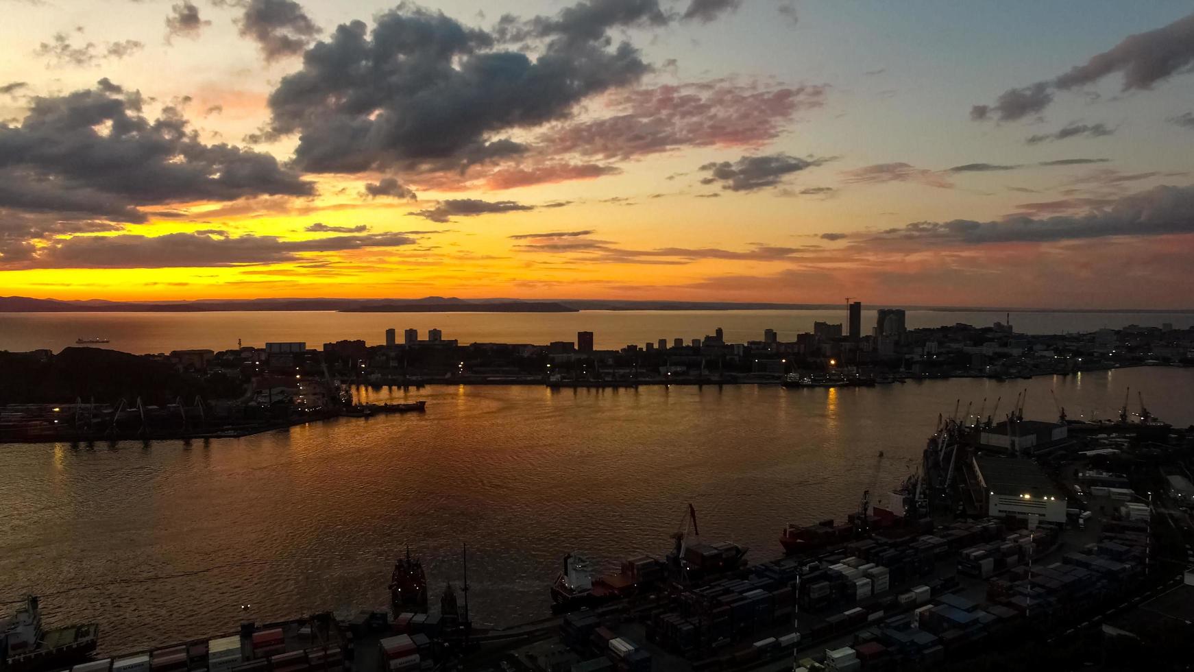 vue aérienne du paysage urbain au coucher du soleil photo