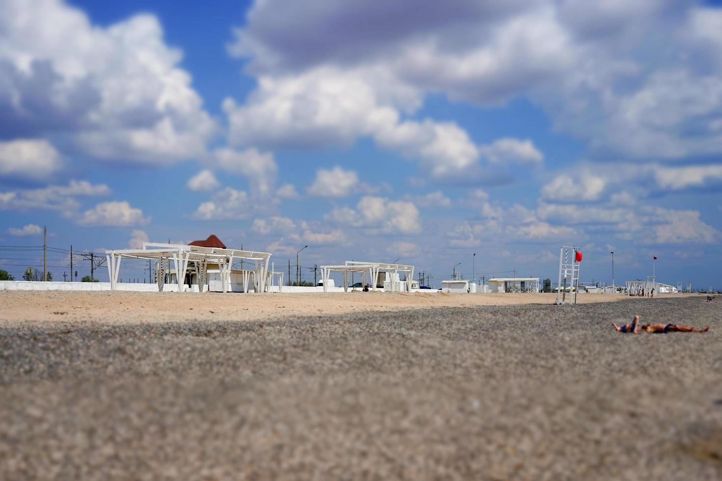 belle plage ensoleillée avec gazebos blancs photo