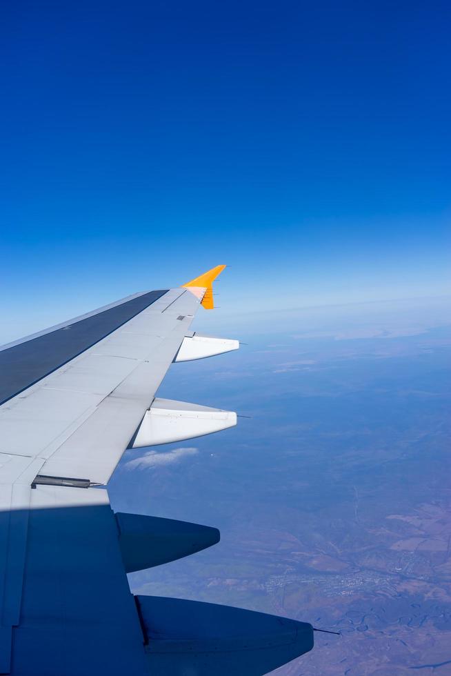 aile d'avion sur le fond du paysage photo