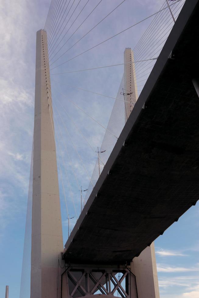 construction du pont d'or contre le ciel bleu photo