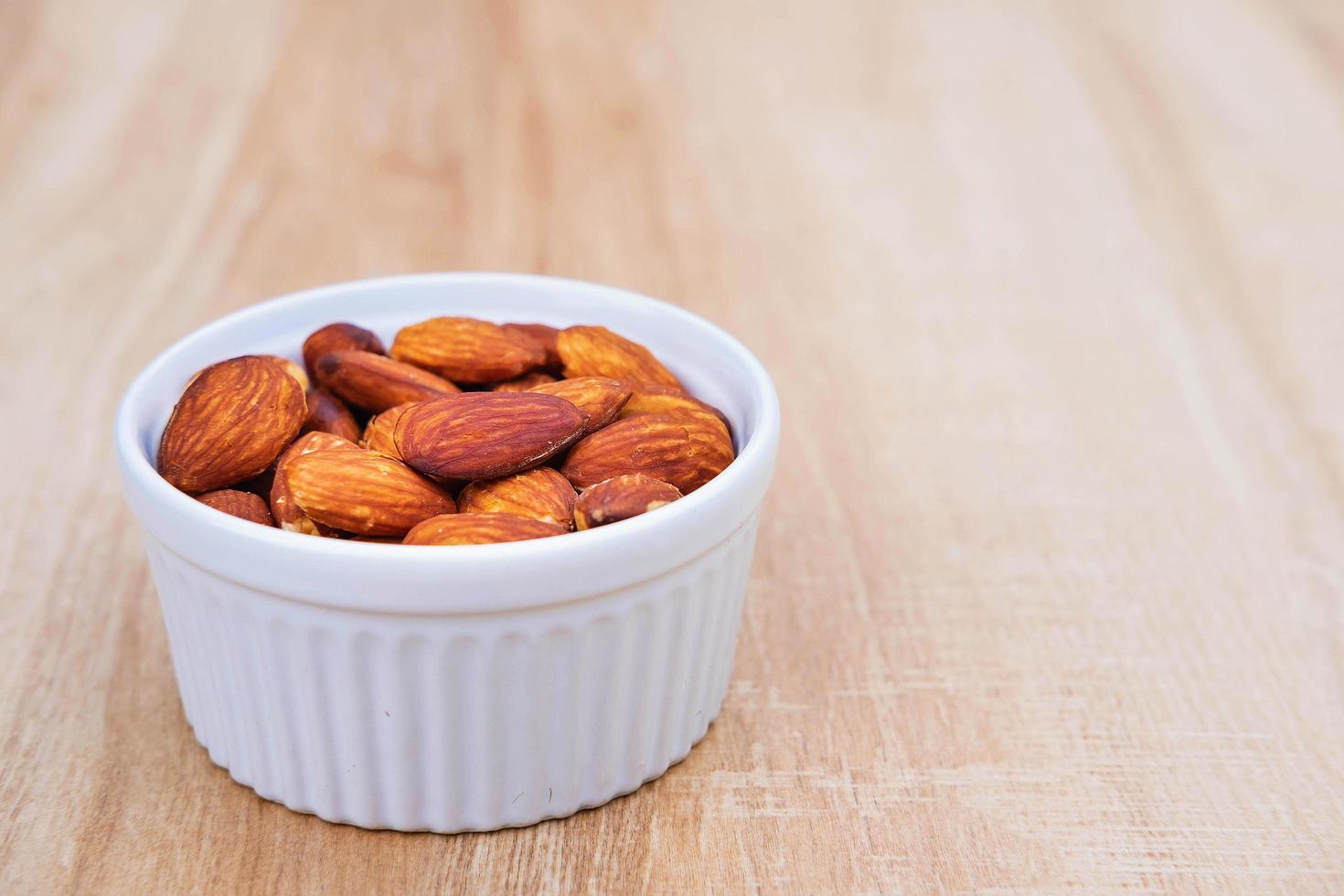 graines d'amandes pour la santé sur la table photo