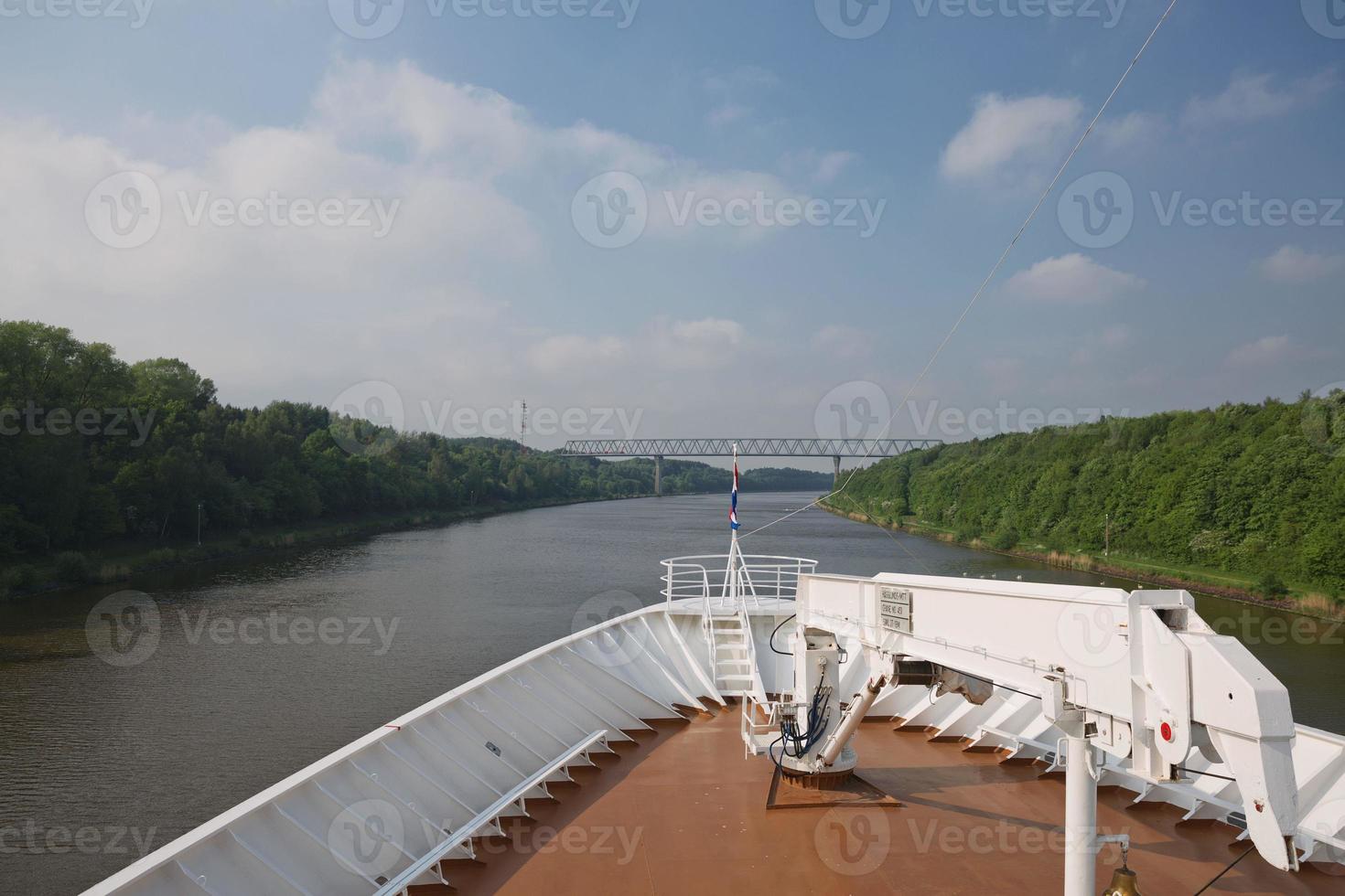 bateau de croisière naviguant à travers le canal de kiel en allemagne photo