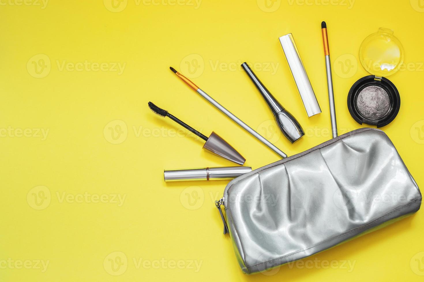 sac cosmétique brillant gris sur fond jaune photo