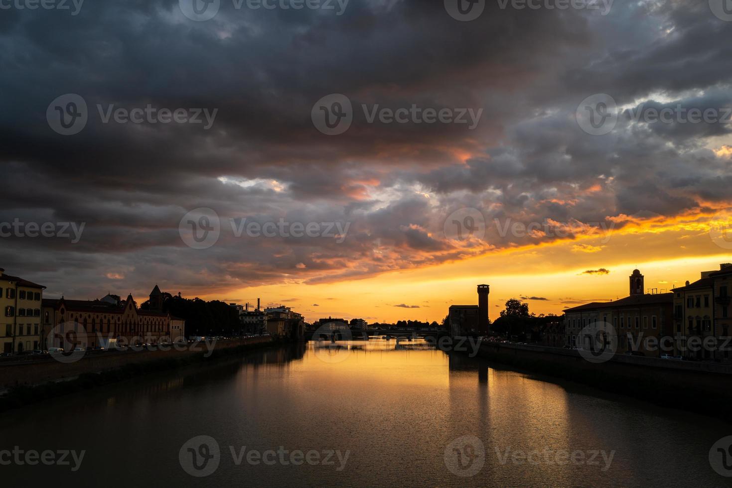 un coucher de soleil sur l'arno à pise photo