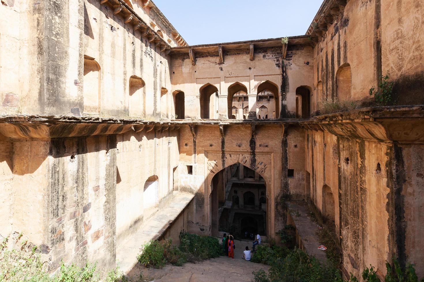 Bien marcher à Bawdi, près du fort de Neemrana, Rajasthan, Inde photo