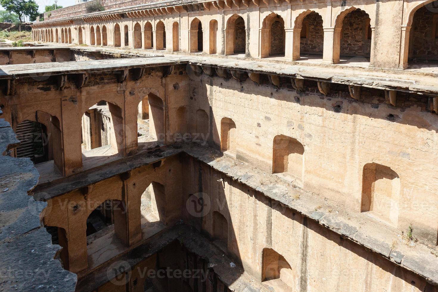 Bien marcher à Bawdi, près du fort de Neemrana, Rajasthan, Inde photo