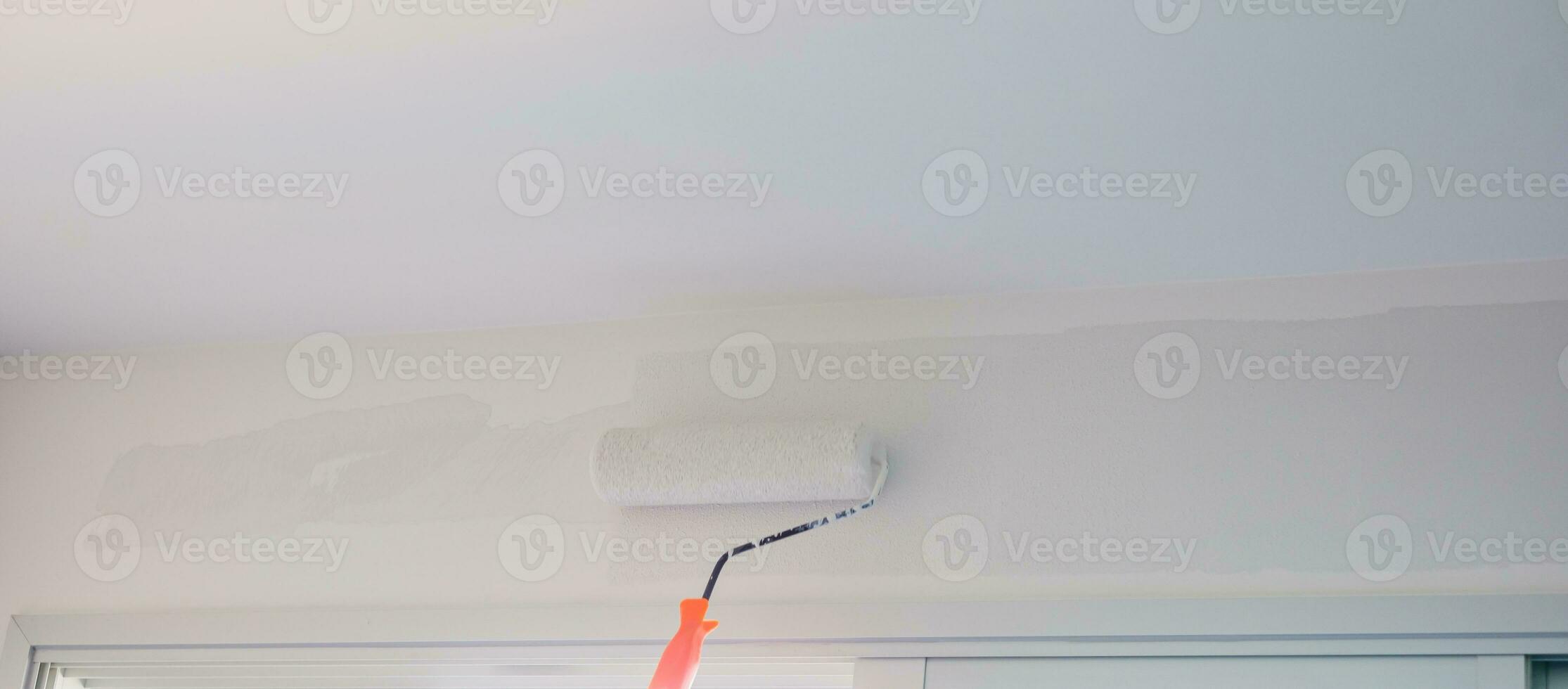 pinceau à peinture avec seau pendant la peinture du mur. rénovation,  entretien et aménagement de maison ou d'appartement 25498631 Photo de stock  chez Vecteezy