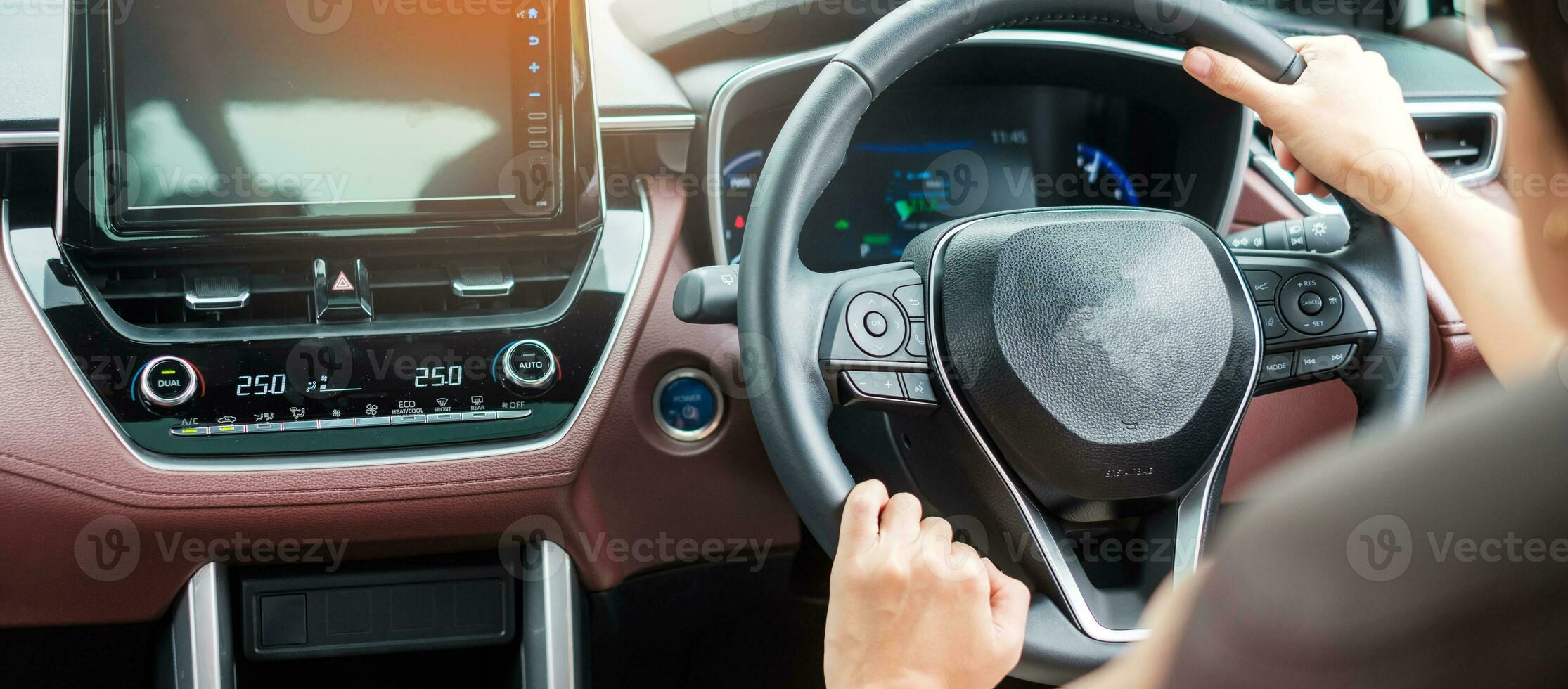 femme conductrice conduisant une voiture sur la route, main contrôlant le volant dans une automobile électrique moderne. concepts de voyage, de voyage et de transport de sécurité photo
