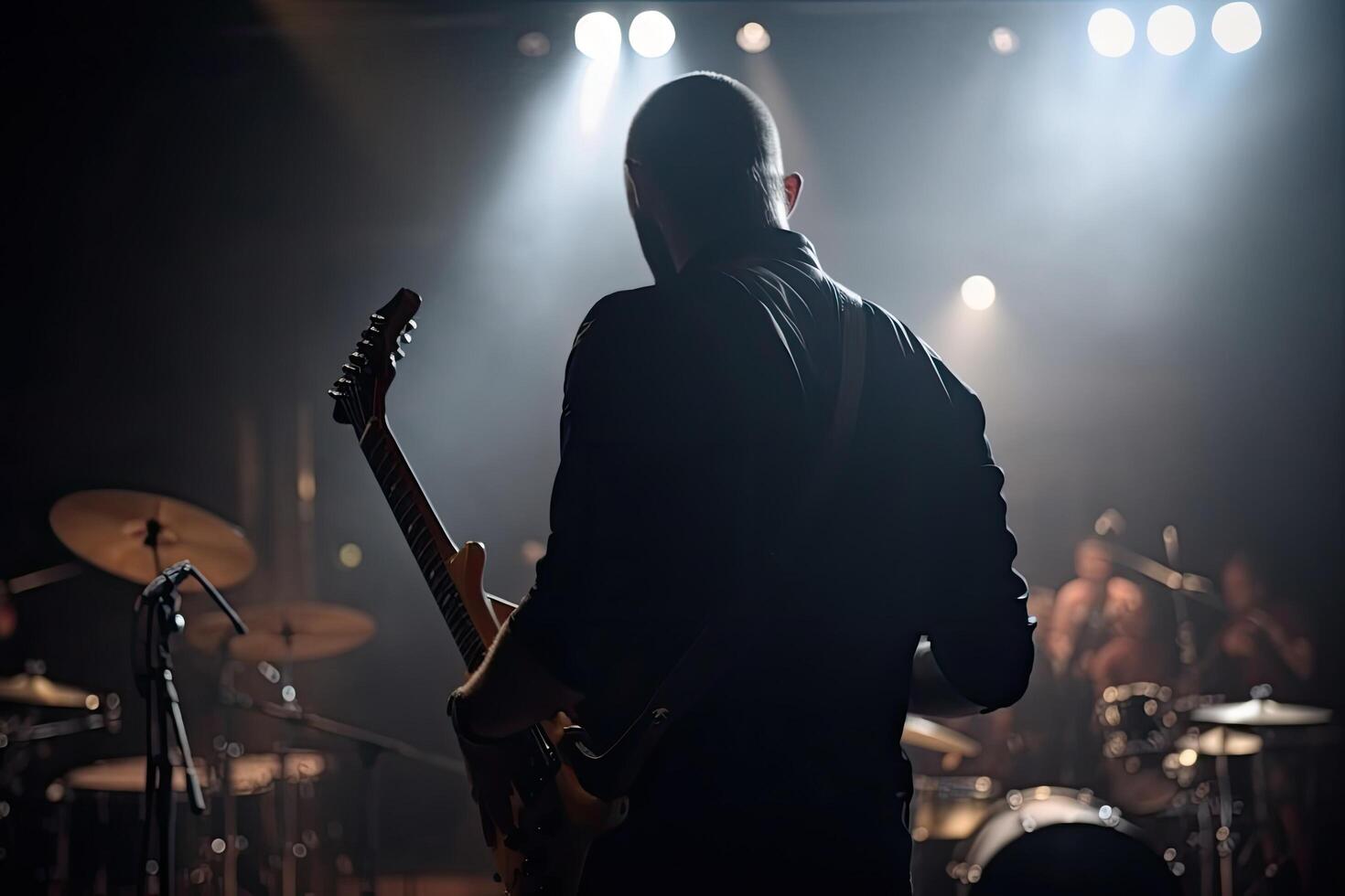 musicien en jouant électrique guitare sur étape avec étape lumières et tambour trousse, une guitariste plein arrière vue en jouant le guitare, ai généré photo