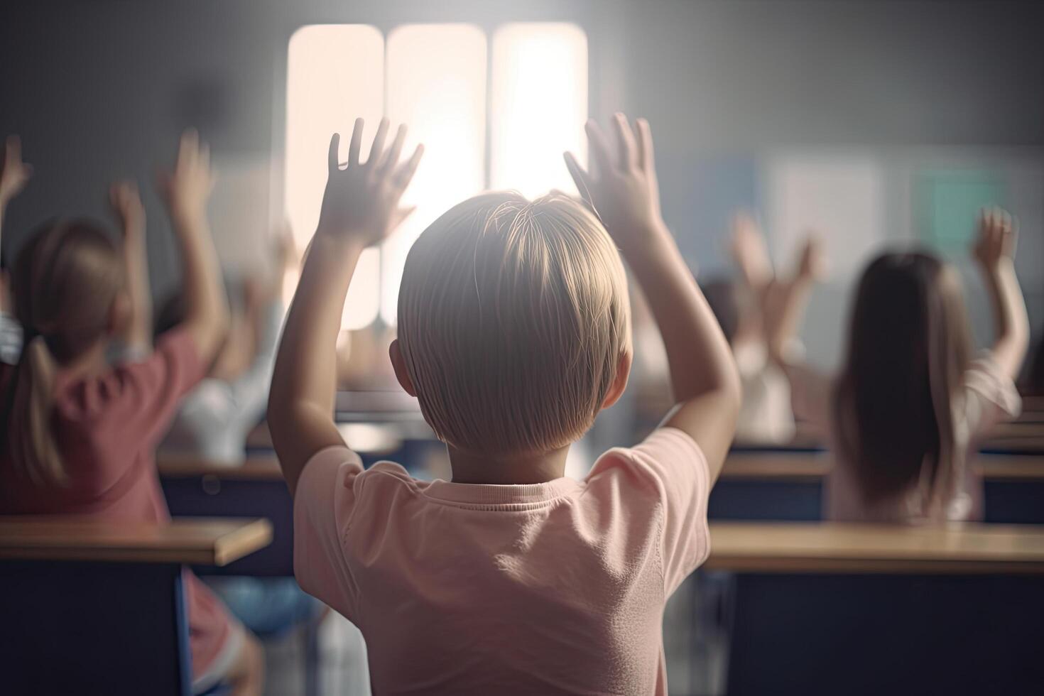 retour vue de peu écolière élevage mains en haut tandis que séance dans Salle de classe, peu élèves plein arrière vue élevage leur mains, ai généré photo