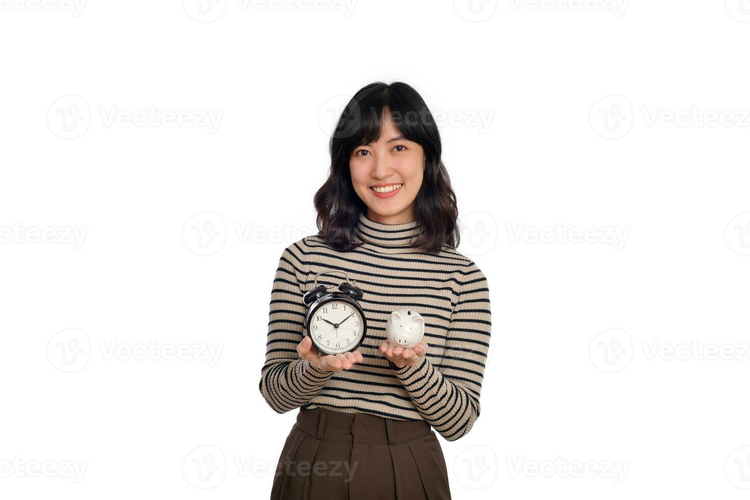 content asiatique femme avec chandail chemise en portant alarme l'horloge et porcin banque isolé sur blanc Contexte photo