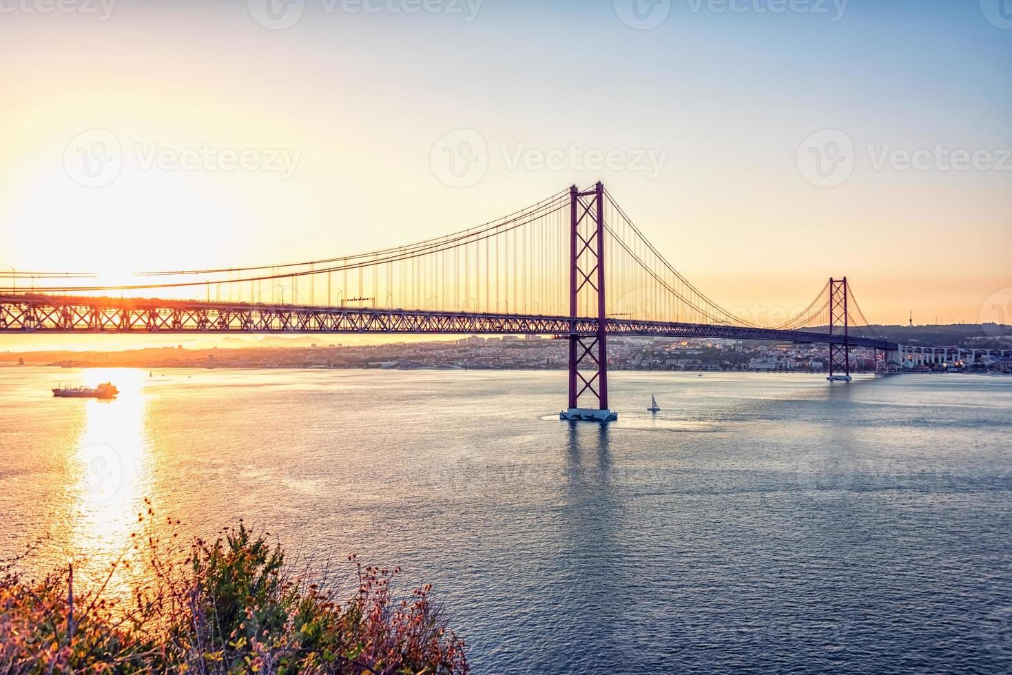 Pont du 25 avril à lisbonne portugal photo