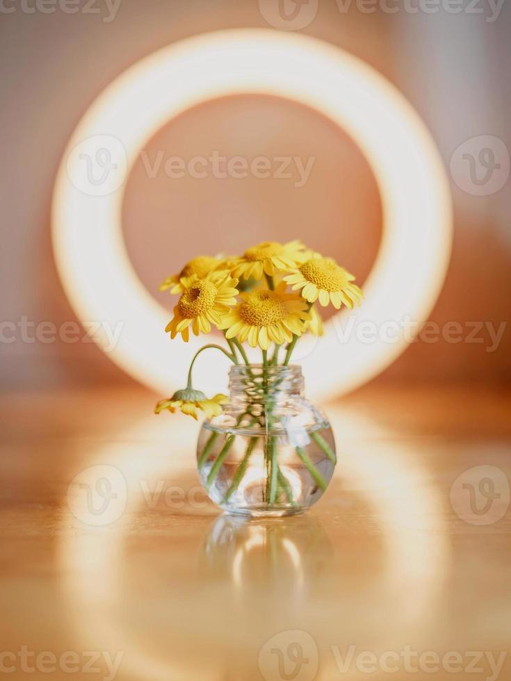 marguerites jaunes dans un vase en verre photo