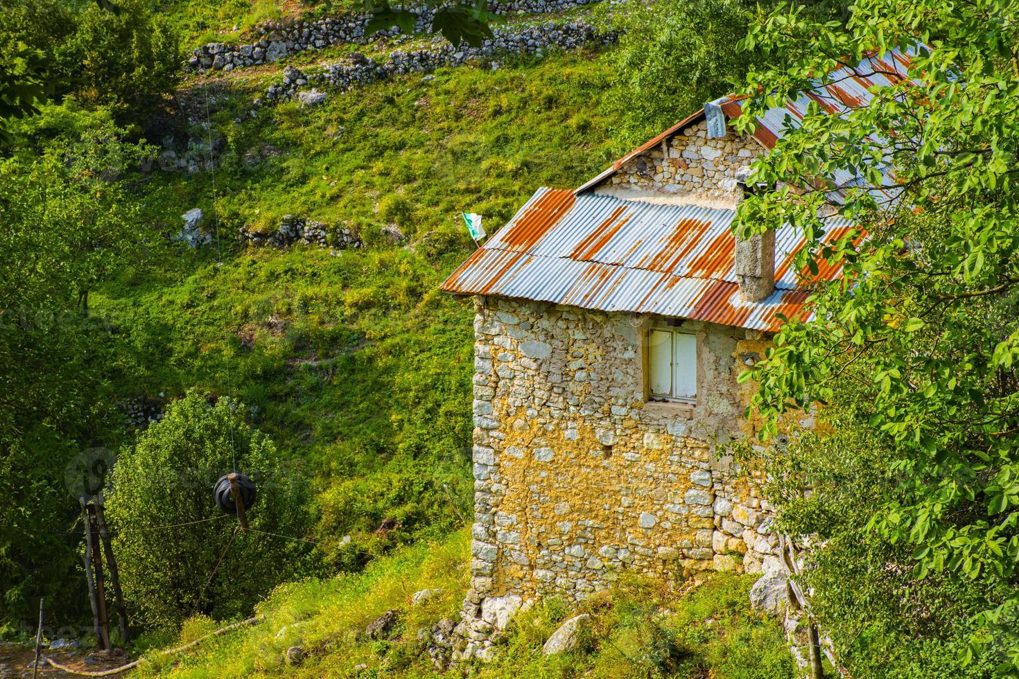 maison rustique à flanc de colline photo