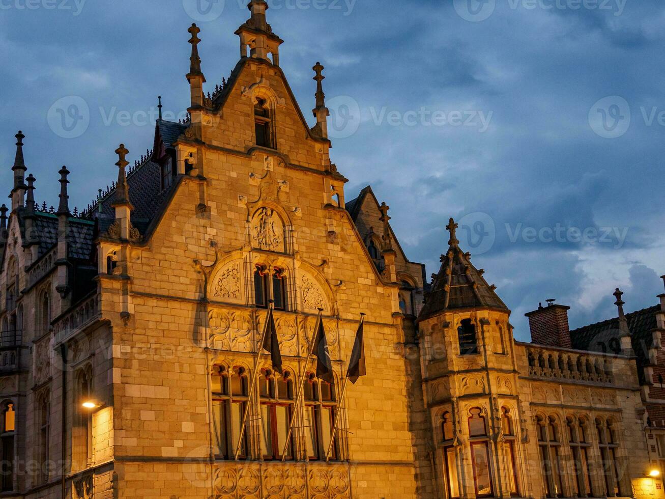 le ville de gentil dans Belgique à nuit photo