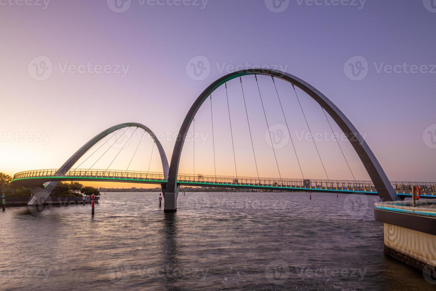 Pont pour piétons Elizabeth Quay à Perth au crépuscule photo