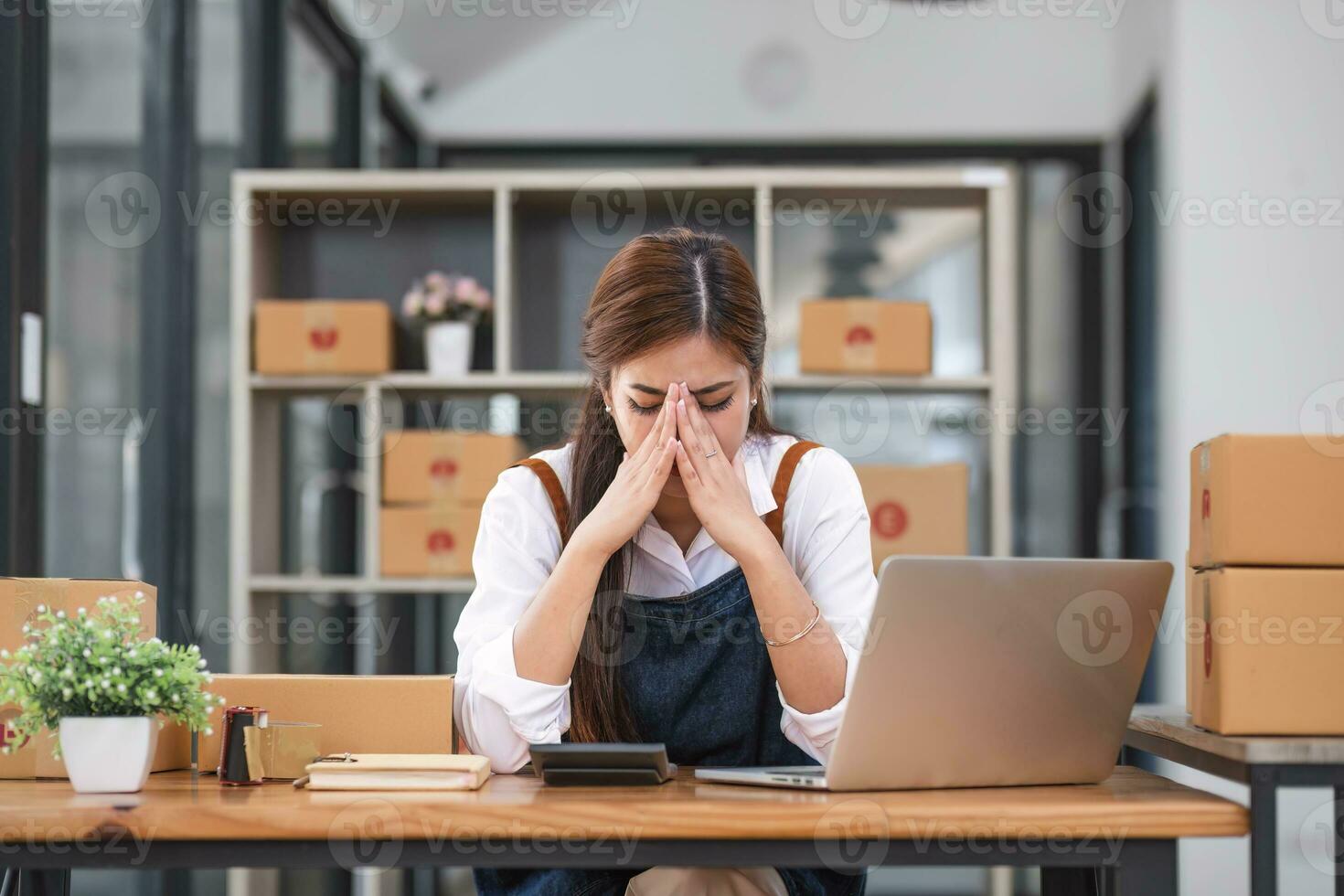 petit entreprise, Commencez PME, propriétaire entrepreneurs. asiatique femme avec échec affaires en ligne achats pleurs et sérieux visage malheureux ambiance. photo