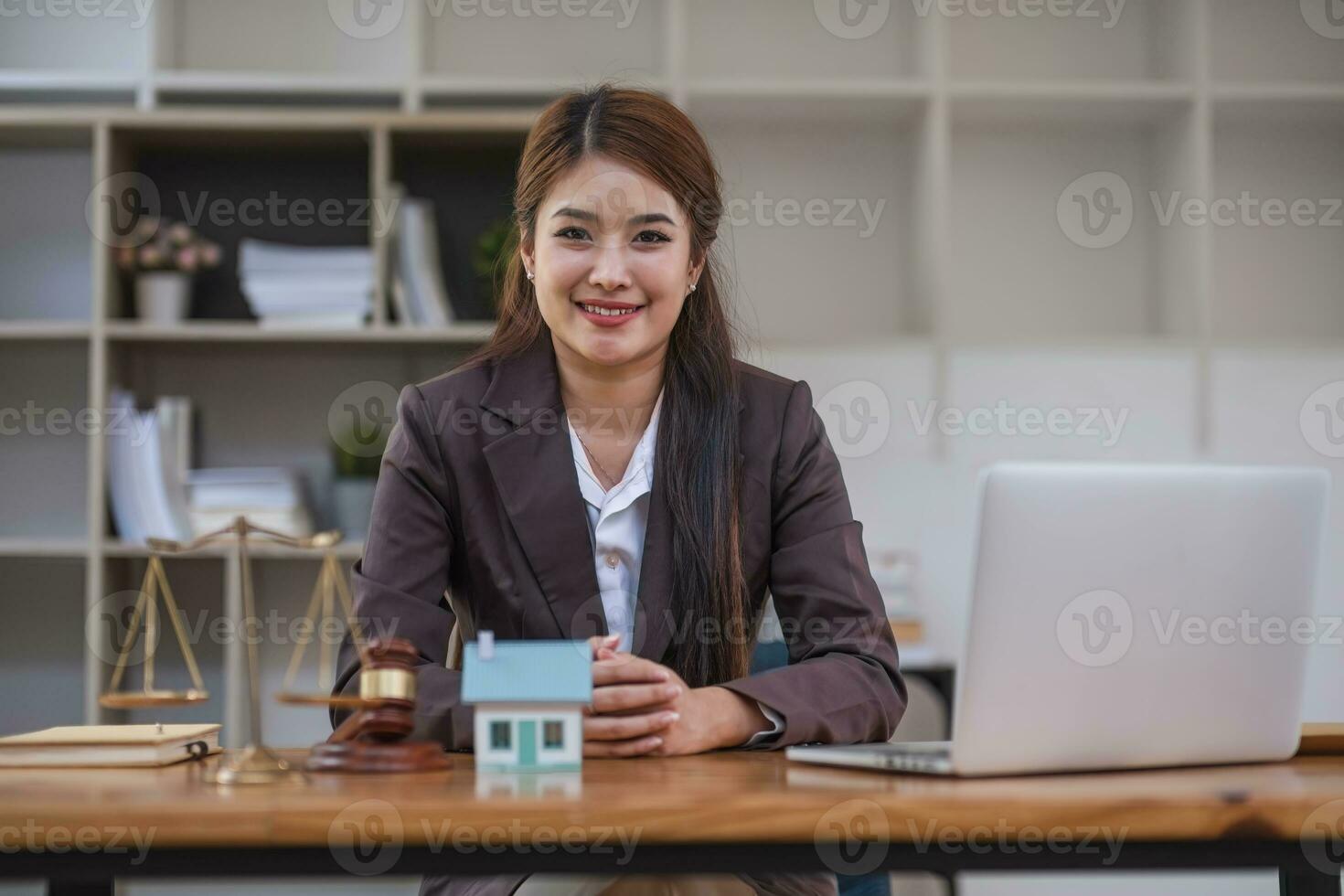 magnifique asiatique femme d'affaires avocat séance à le Bureau en portant une stylo prise Remarque travail sur une prêt une échantillon Accueil maillet une portable à le tableau. photo