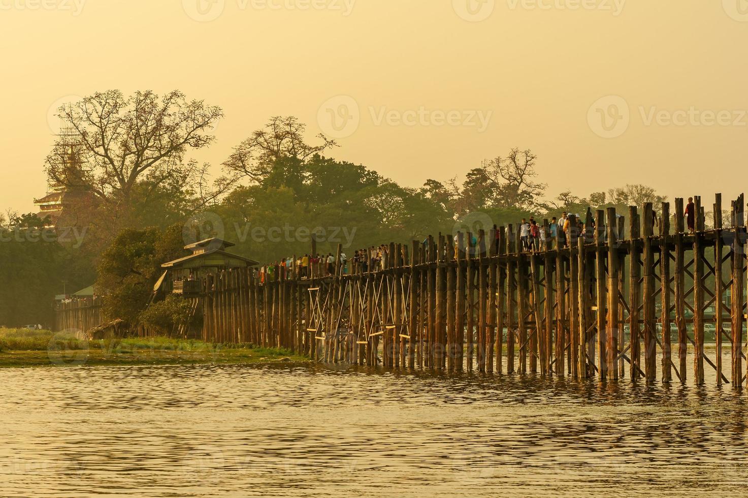 coucher de soleil avec le pont u bein au myanmar en birmanie photo