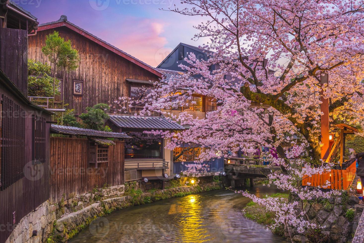 vue nocturne de la rivière shirakawa à gion photo