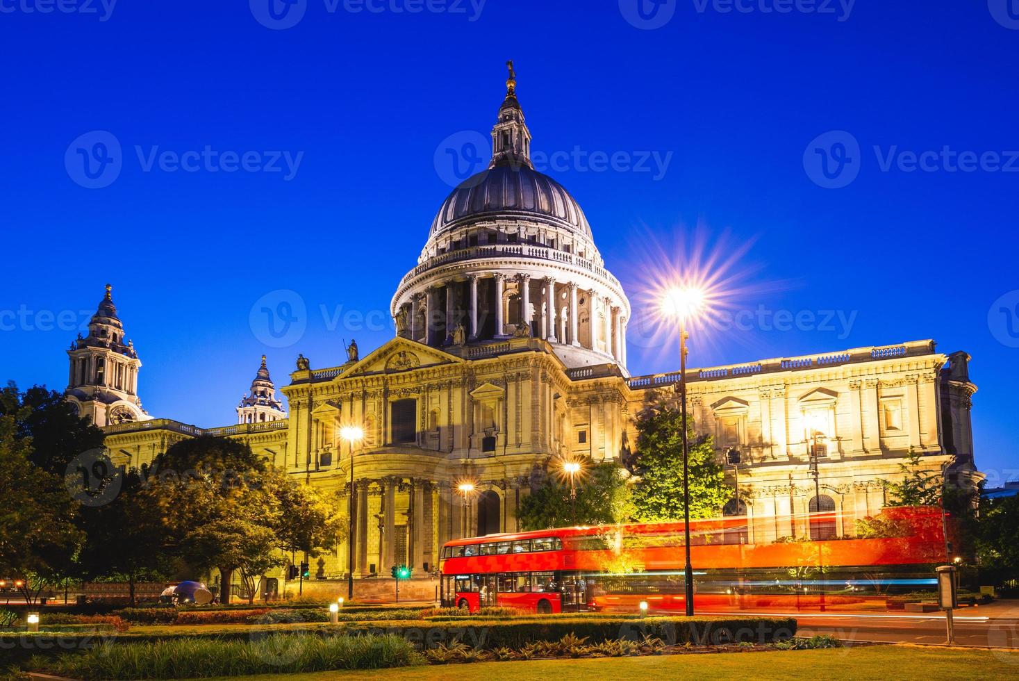 Vue nocturne de la cathédrale St Paul à Londres, Royaume-Uni photo