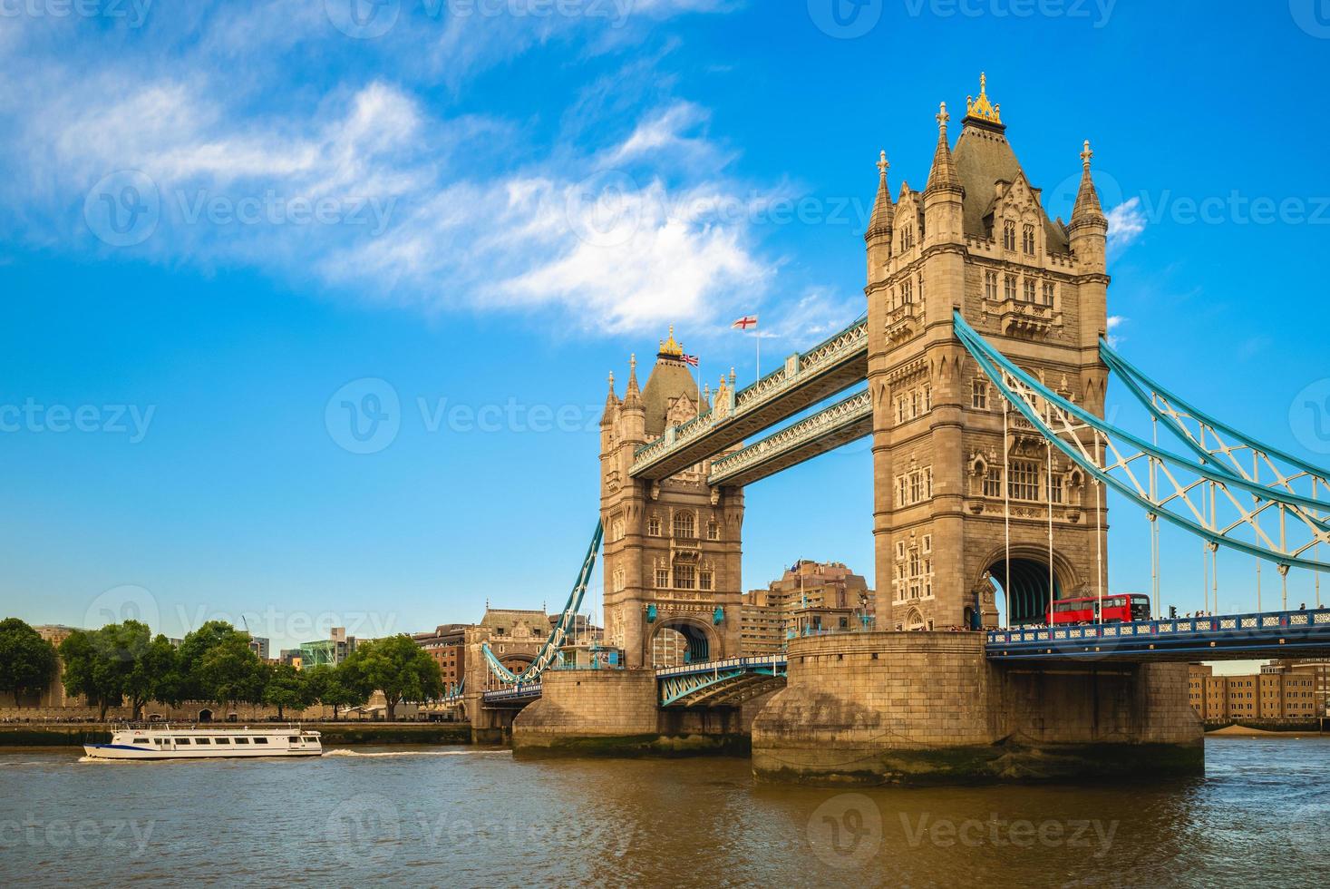 Tower Bridge par la Tamise à Londres, Angleterre, Royaume-Uni photo