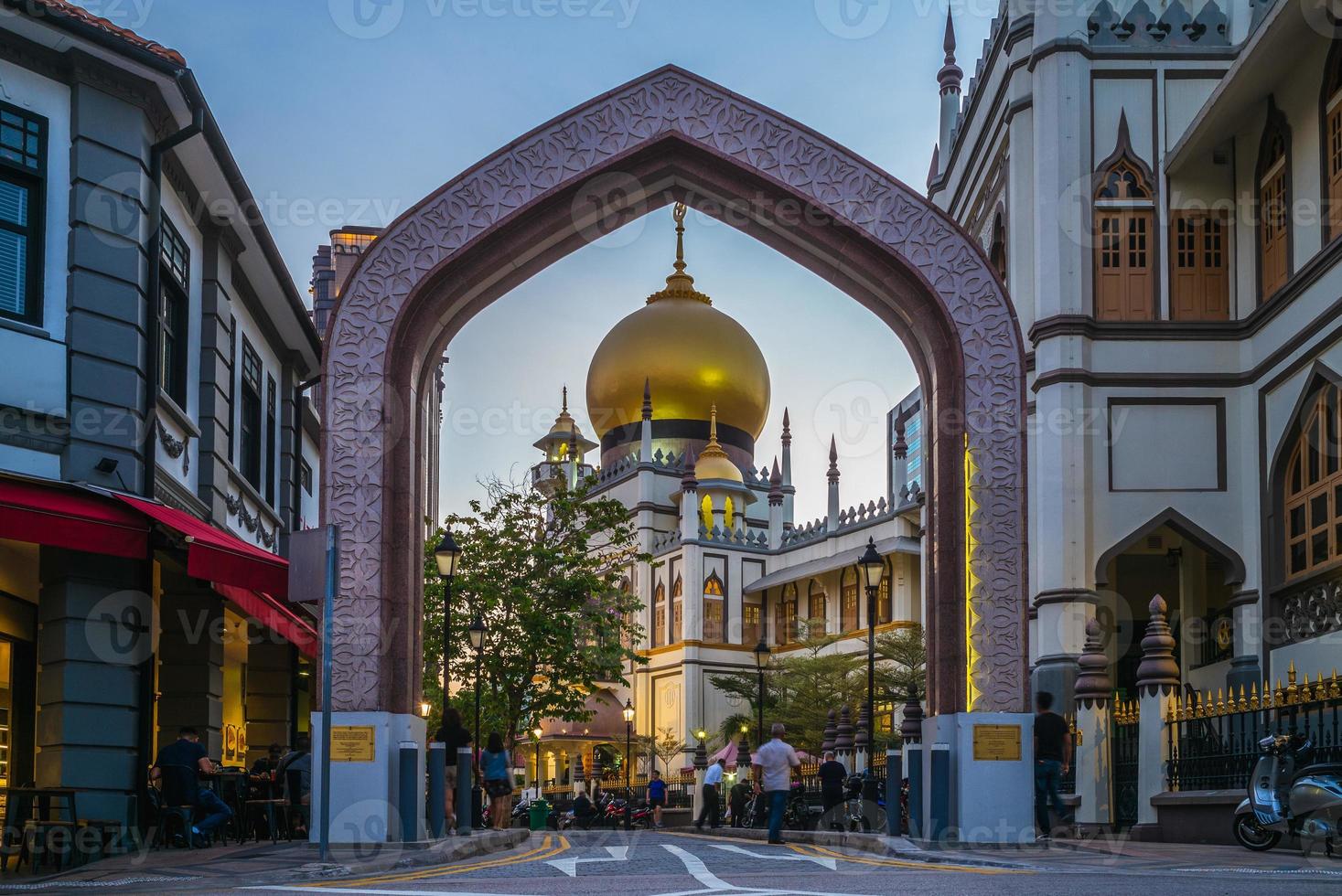 rue et sultan masjid la nuit à singapour photo