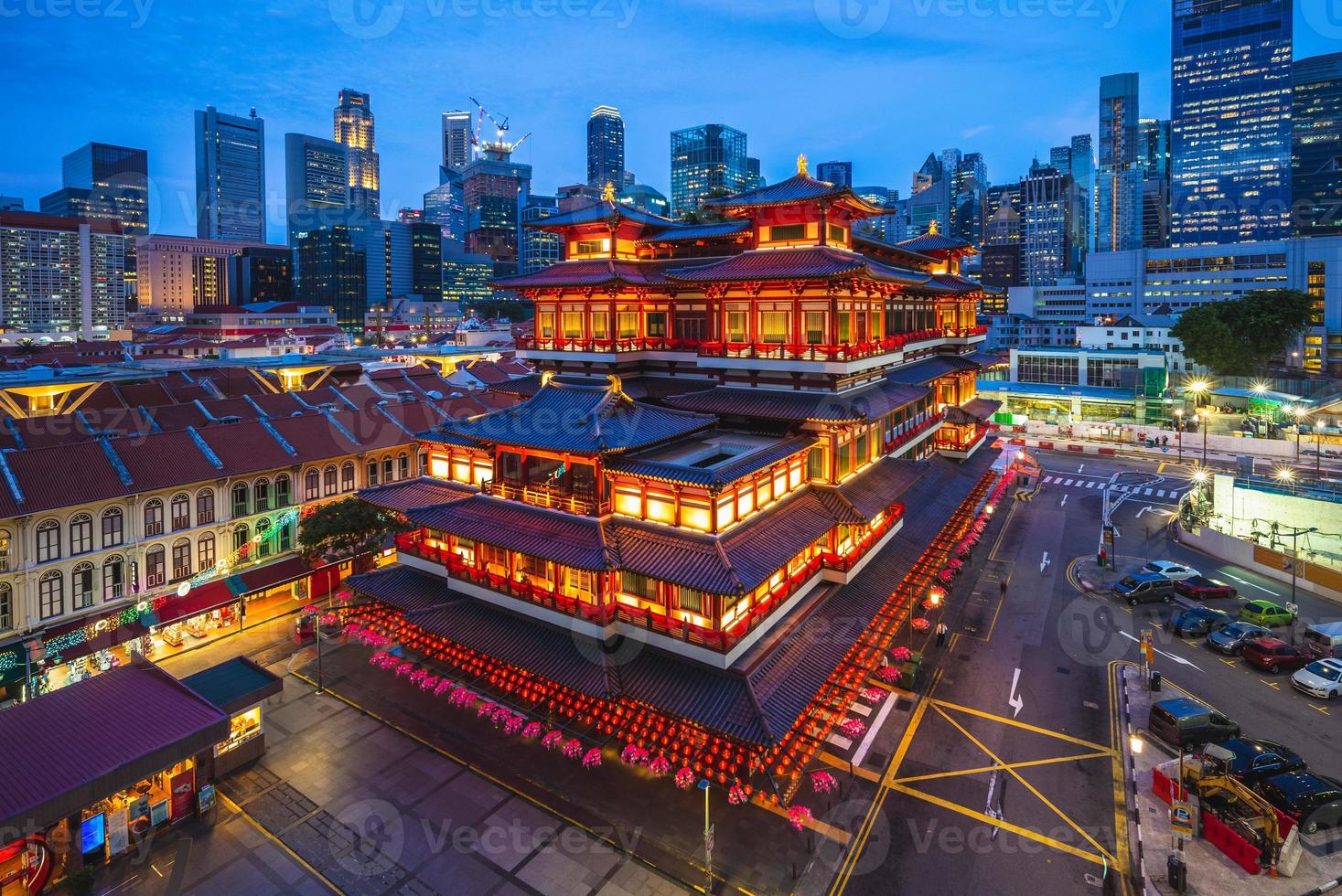 Temple de la dent de bouddha dans le quartier chinois de singapour photo