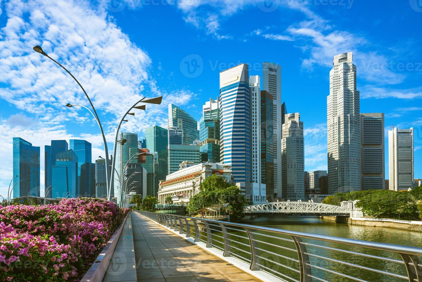 Horizon du quartier financier de Singapour par la baie de la marina photo