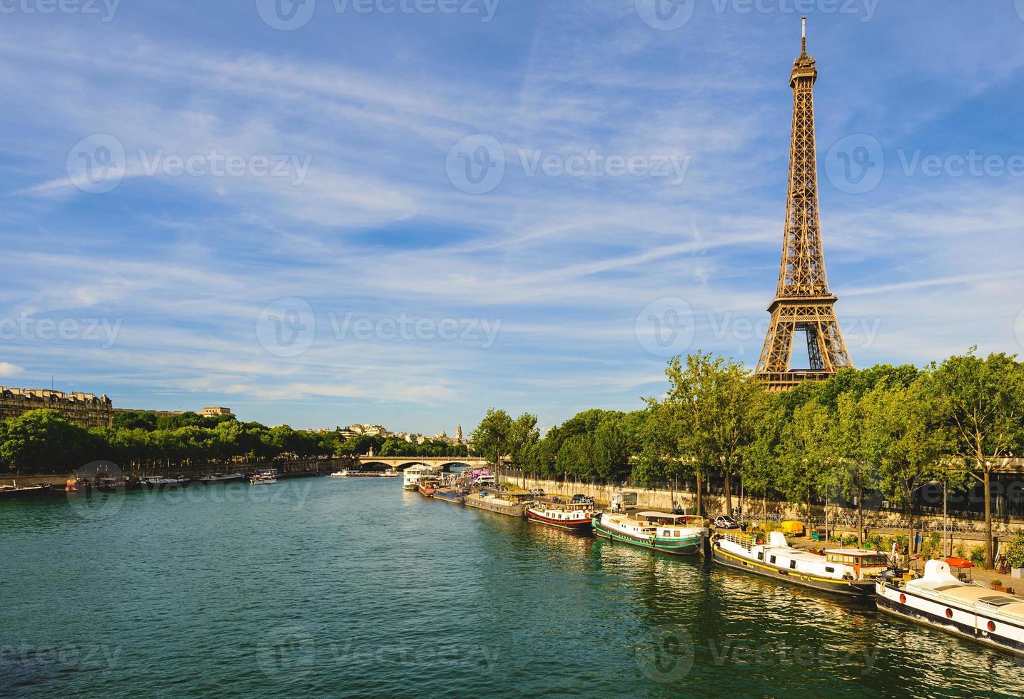 Tour Eiffel sur la rive gauche de la seine à paris, france photo