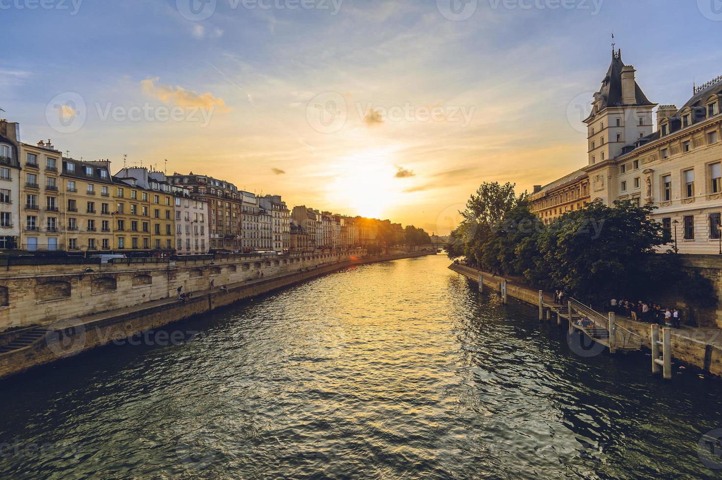 Cour de cassation de france à paris et rive gauche de la seine au crépuscule photo