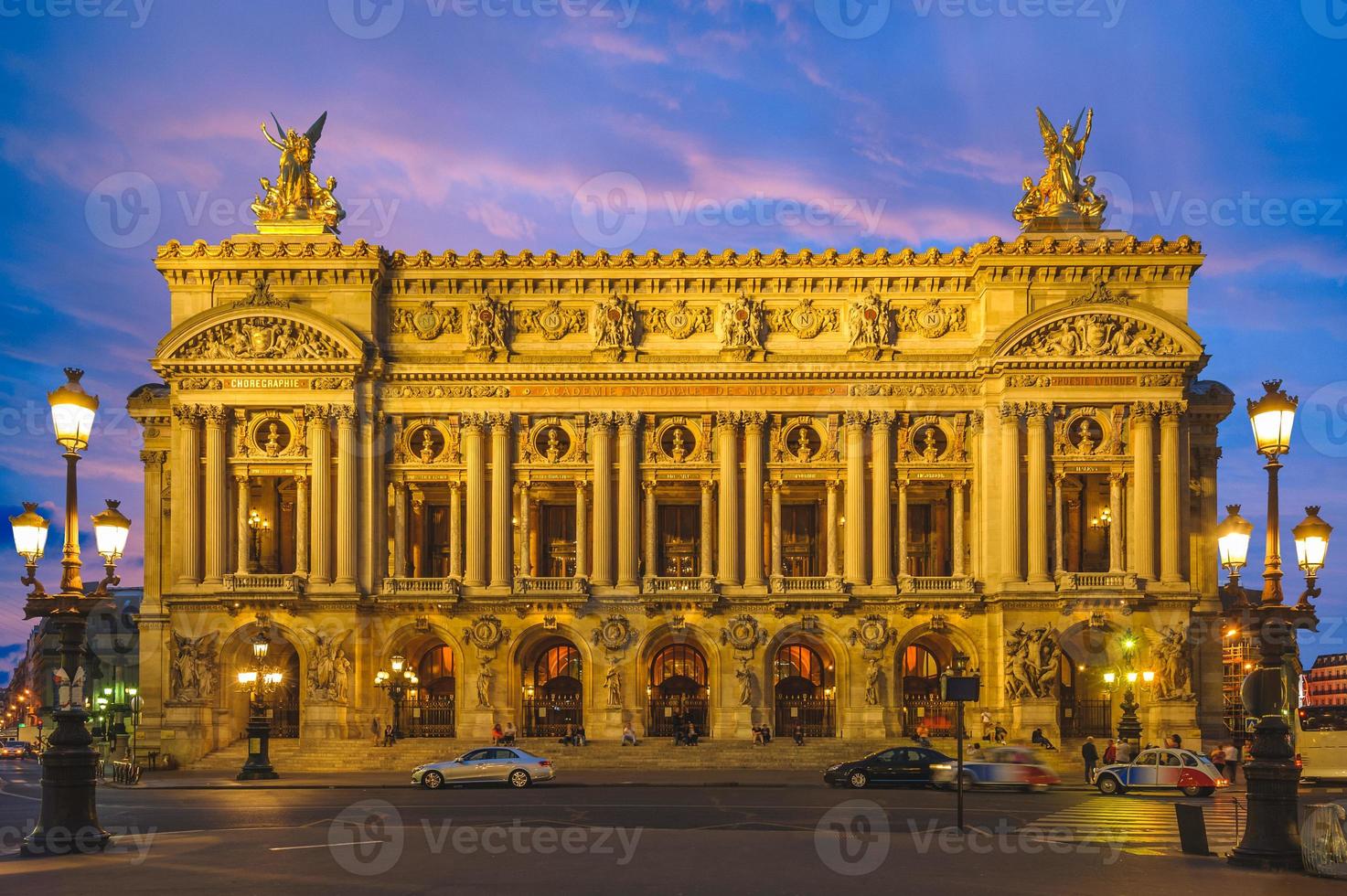 Vue nocturne de l'opéra palais garnier à paris, france photo