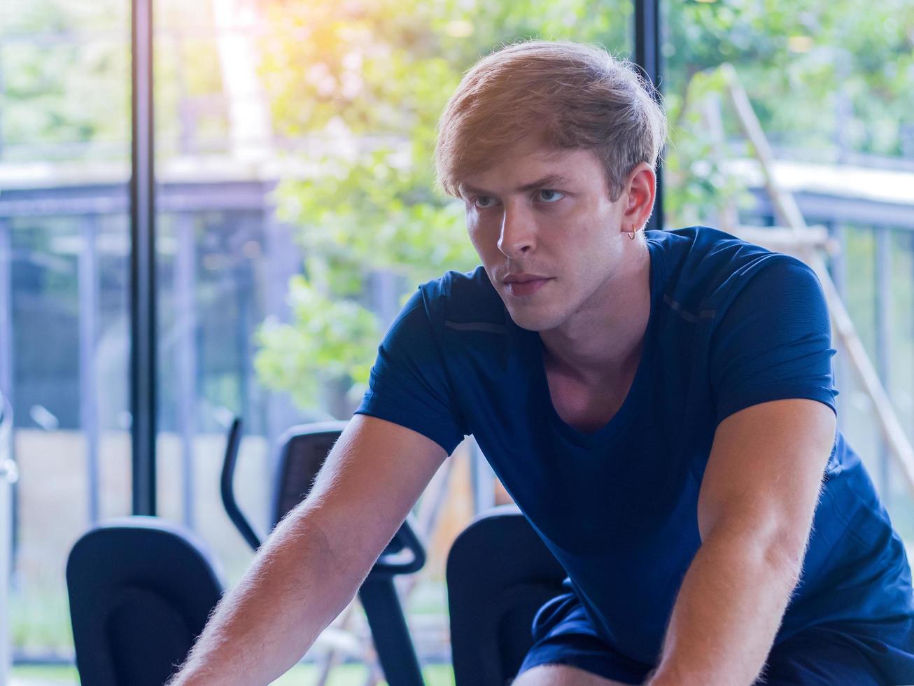 bel homme exerçant dans la salle de gym personnes modernes qui se soucient de la santé concept d'exercice pour la santé photo