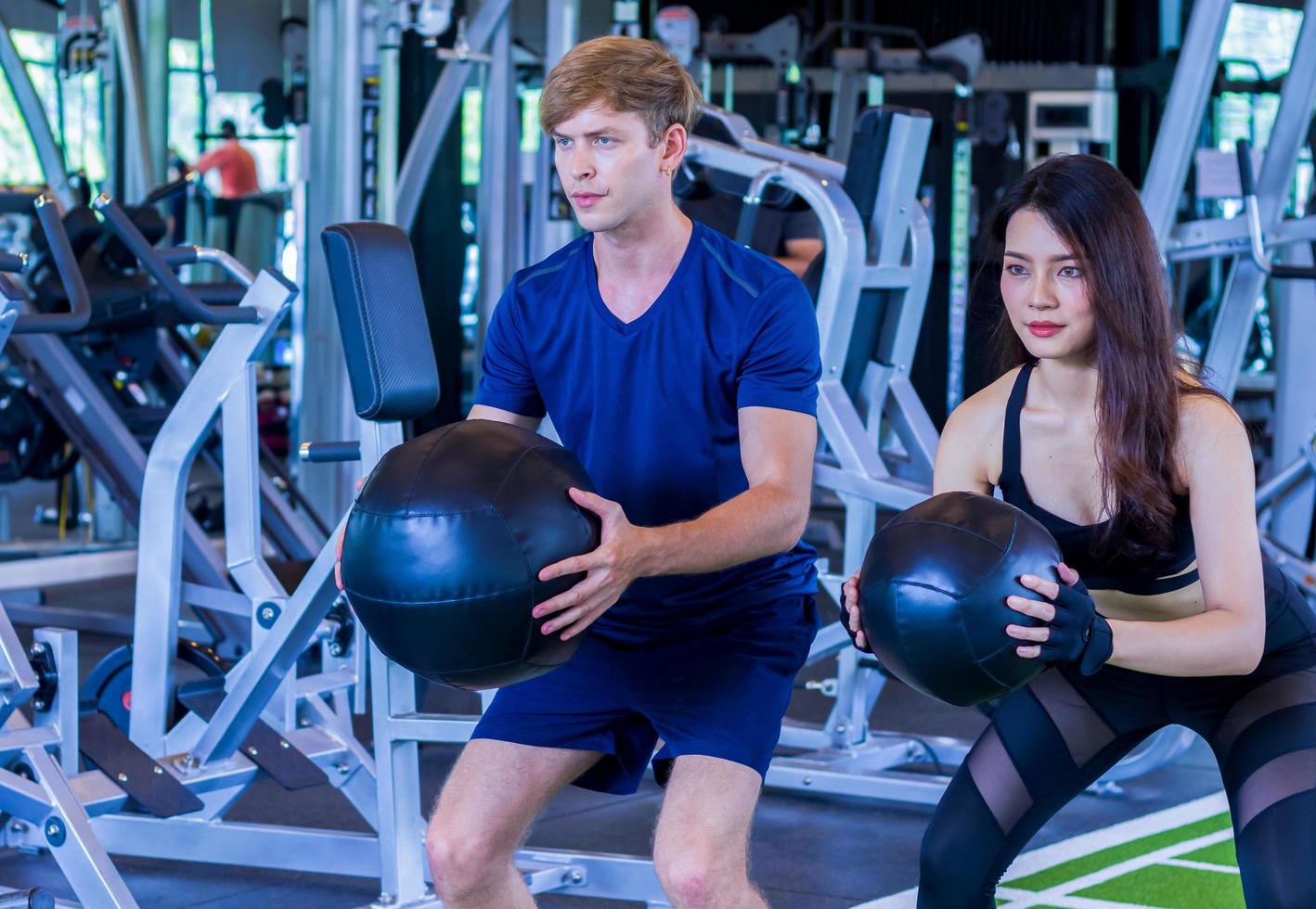 les jeunes femmes et hommes exercent dans le concept d'exercice sain de gym photo