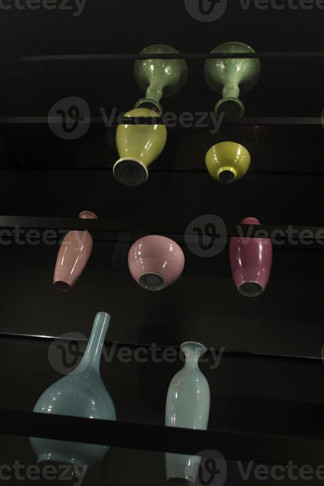 exposition vases colorés photo