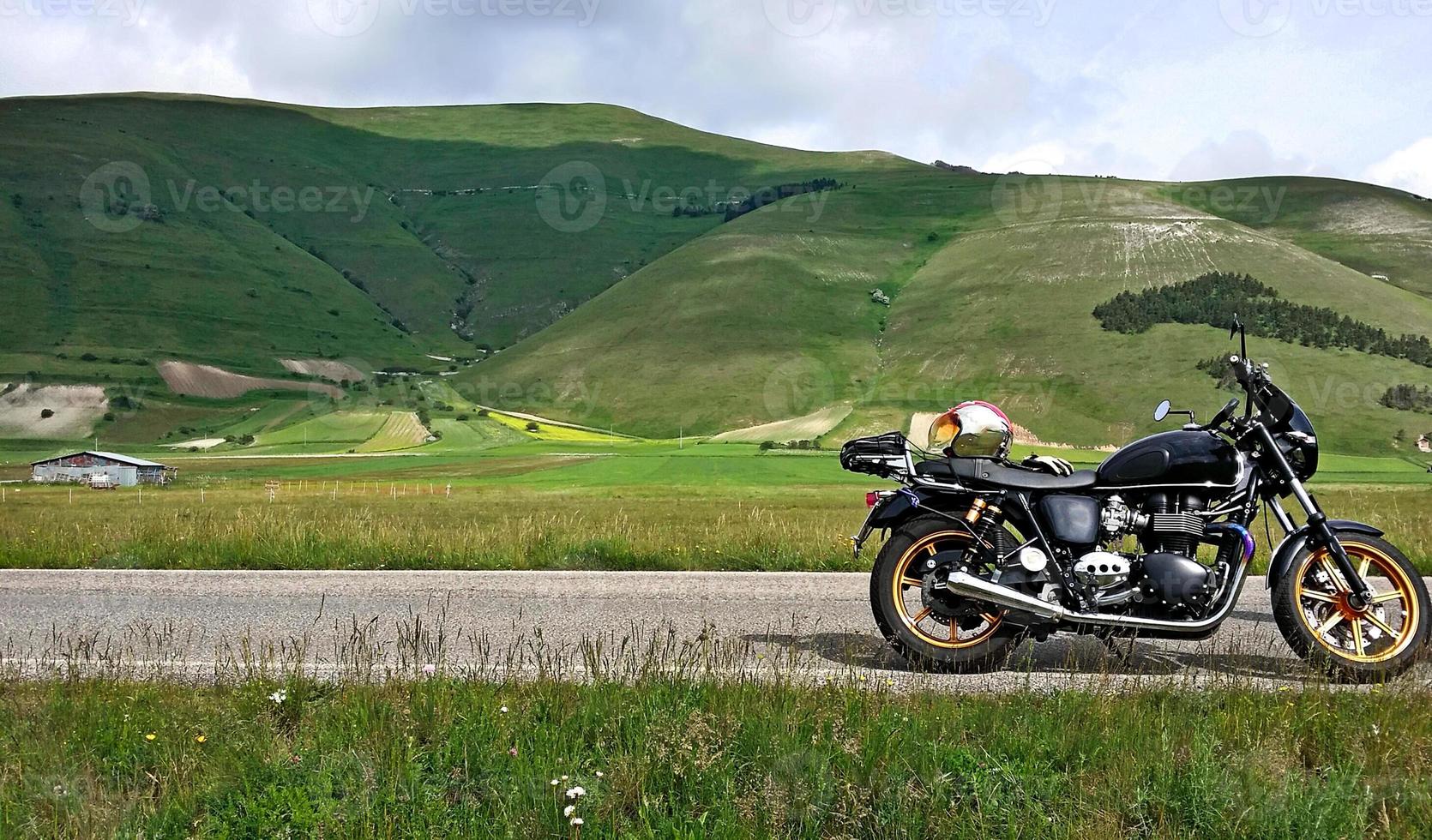 italie, ombrie roadtrip. paysage montagneux avec moto garée photo