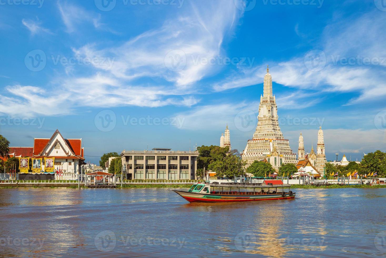 Wat Arun par la rivière Chao Phraya à Bangkok, Thaïlande photo