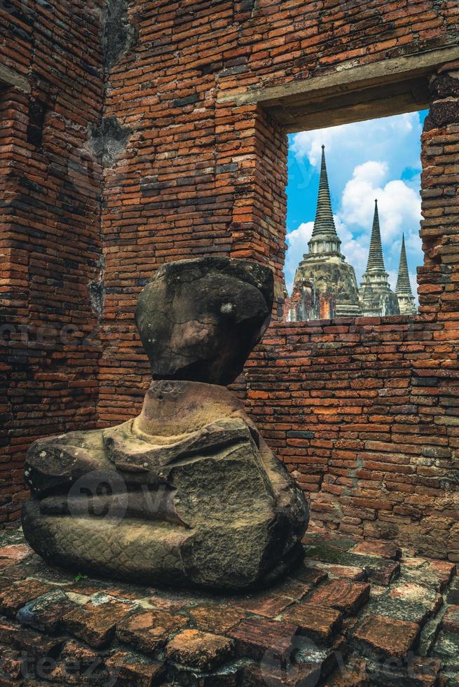 femme touristique viens à visite wat phra si sanphet temple et prise photo,  ayutthaya Thaïlande pour voyage, vacances, vacances et tourisme 27541954  Photo de stock chez Vecteezy